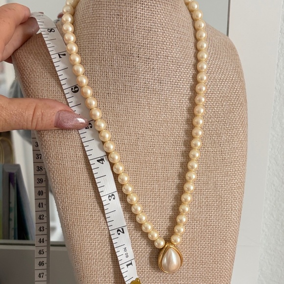 Vintage Monet Cream Faux Pearl Necklace with Teardrop Pendant - Picture 7 of 7